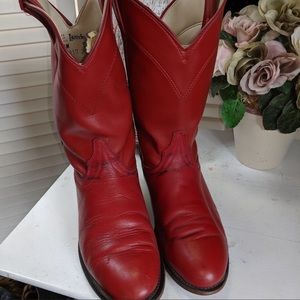 8.5 distressed Laredo boots